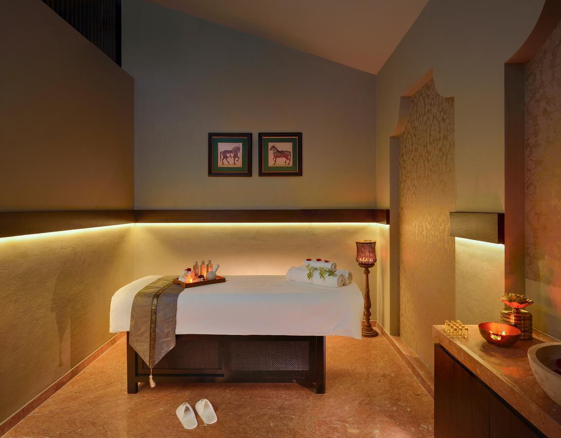 Kabir Hotel & Spa Vadodara Exterior foto